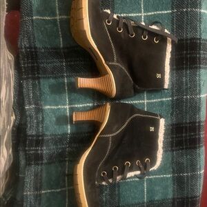 Elegant Black Heeled Boots with Tan Accents